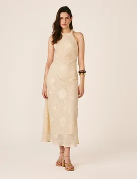 Vestido largo tejido tipo crochet con lentejuelas y espalda con entramados de flecos - Alma en Pena - FashionsVida
