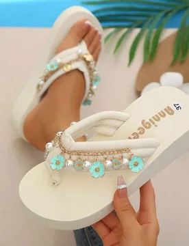 Sandalias tipo chanclas con plataforma de cuña de EVA y decoración floral para mujer, accesorio esencial para vacaciones - Shein - FashionsVida