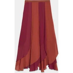 Falda midi con detalle de volante en la parte baja