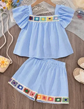Set de 2 piezas Blusa a rayas azules con patchwork y aplicaciones a ganchillo y shorts a juego hechos a mano para niñas preadolescentes, Conjunto de - Shein - FashionsVida