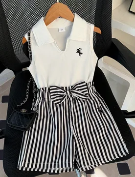 Piezas Conjunto de moda de verano casual para niñas con blusa sin mangas de cuello blanco con decoración bordada en negro, combinada con shorts a ra - Shein - FashionsVida