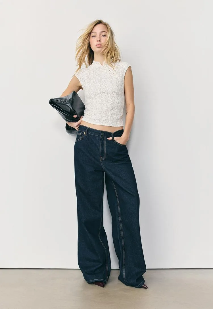 Spitzen-Shirt mit Stehkragen Ecru XS - Stradivarius - FashionsVida