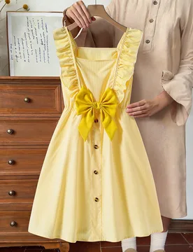 Vestido de rayas con diseño suelto, cómodo, suave y versátil, con decoración de lazo, decoración de volantes en el borde y decoración de botones - Shein - FashionsVida