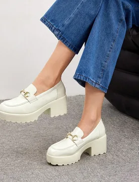 Zapatos de plataforma con decoración de metal para mujeres, mocasines de plataforma beige con estilo colegial para uso al aire libre y vacaciones, za - Shein - FashionsVida