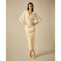 Falda midi con cinturilla alta adornada con pespuntes