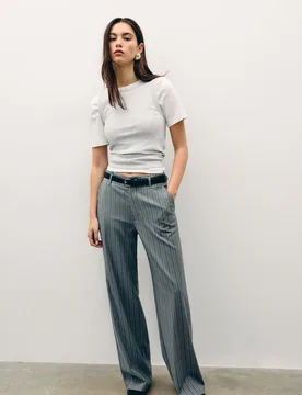 Fließende, gerade Stoffhose mit Gürtel Graumeliert 36 - Stradivarius - FashionsVida