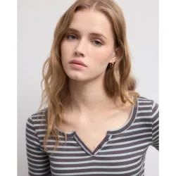 Camiseta manga larga cuello pico rayas