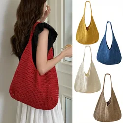 Este bolso de hombro/axilar plegable de gran capacidad presenta un diseño calado y está disponible en múltiples colores: rojo, albaricoque, caqui,