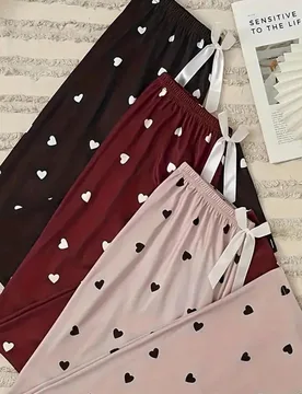 Piezas Conjunto de pijama para mujer, estampado de corazones en todo el diseño, cintura con lazo encantador, tela elástica, ropa de estar en casa c? - Shein - FashionsVida
