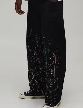 Herren Fassbein-Hose Mit Geschwungener Naht Und Farbspritzer-Muster Black Größe Large - boohooMAN - FashionsVida
