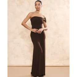 Vestido largo con escote asimétrico y detalle de hebilla