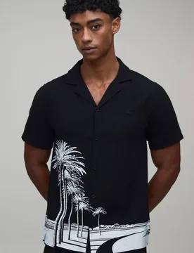Herren Normal Geschnittenes Hemd Mit Kontrastreichem Palmendruck Black Größe XS - boohooMAN - FashionsVida