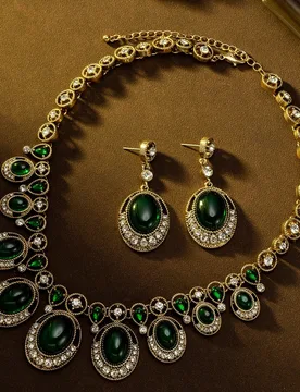 Un elegante conjunto de collar con colgante y aretes de piedras preciosas de dos tonos vintage, con un diseño colgante delicado. Elaborado con una ba - Shein - FashionsVida