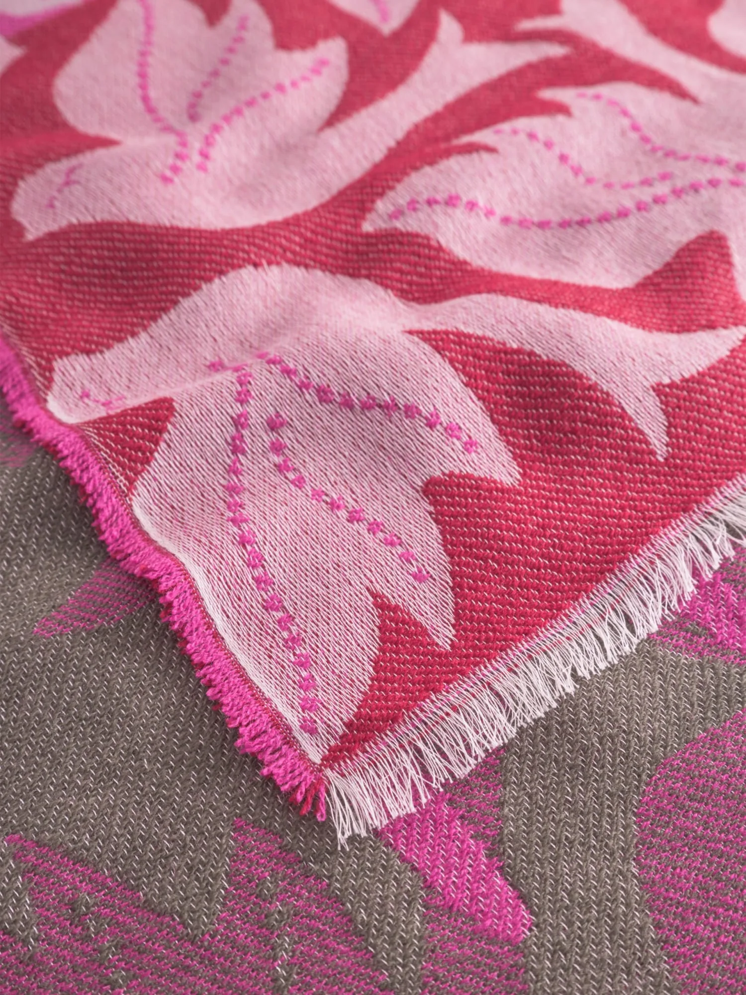Schal mit Taubenmotiven Pink - Codello - FashionsVida