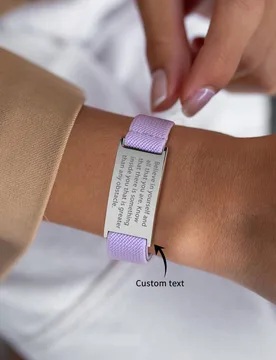 Pulsera elástica de acero inoxidable con símbolo médico láser grabado en color morado, minimalista, unisex, regalo personalizado para el Día del - Shein - FashionsVida
