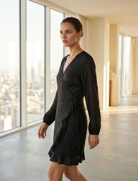 Mini vestito con allacciatura - nero
