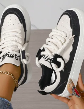 Zapatillas con suela gruesa de ante y peluche de colores mixtos para mujer, con cordones pre-atados, de moda para otoño/invierno - Shein - FashionsVida