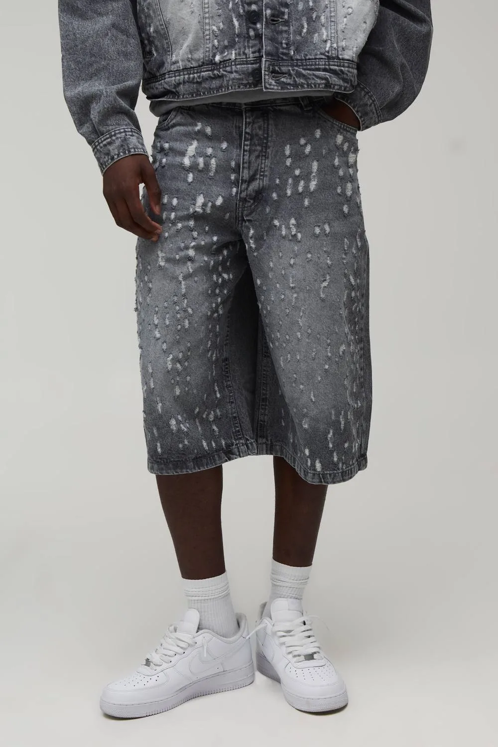 Herren Extrem Destroyed Lange Denim-Shorts Charcoal Größe 36 - boohooMAN - FashionsVida
