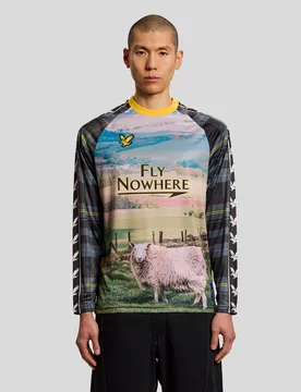 Men's Sheep Graphic Long Sleeve Football Jersey in Jet Black - Lyle & Scott - FashionsVida