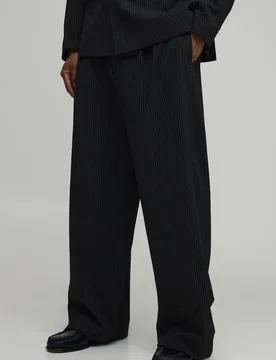 Herren Taillierte Nadelstreifen-Bundfaltenhose In Weiter Passform Für Anzüge Black Größe 28 - boohooMAN - FashionsVida