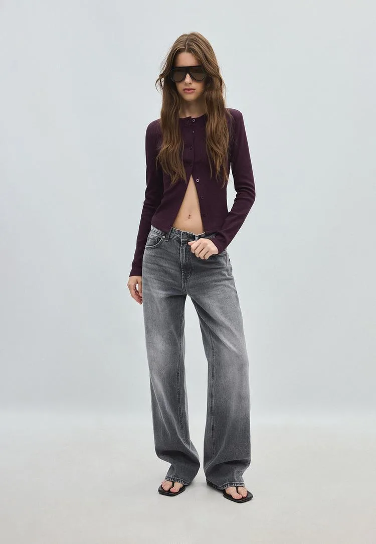 Strickjacke mit Schulterpolstern AUBERGINE S - Stradivarius - FashionsVida
