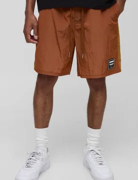 Herren Lockere Passform Hochglanz Crinkle Nylon Shorts Burnt Orange Größe Small - boohooMAN - FashionsVida