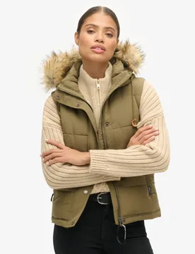 Superdry Damen Everest Steppweste mit Kunstfellbesatz Grün - Größe: 36 - 129.99 - FashionsVida