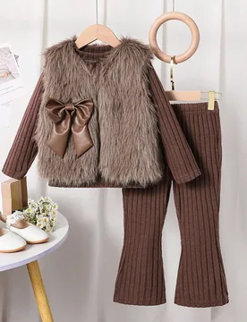 Conjunto de 3 piezas de niña joven con top de cuello alto acanalado de manga larga, pantalones acampanados, chaleco esponjoso con decoración de lazo - Shein - FashionsVida