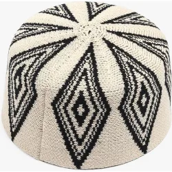 Gorro de mujer con estampados y pespuntes