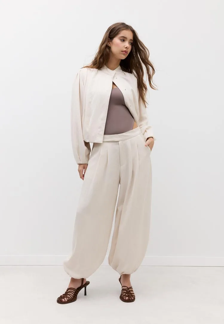 Puffärmel-Hose mit Schnalle Ecru 36 - Stradivarius - FashionsVida