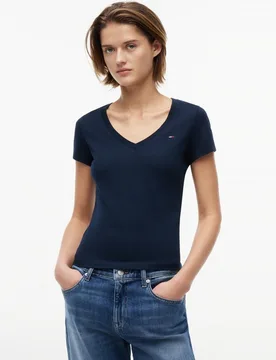 Camiseta de mujer cuello pico y fit ajustado de - Tommy Jeans - FashionsVida