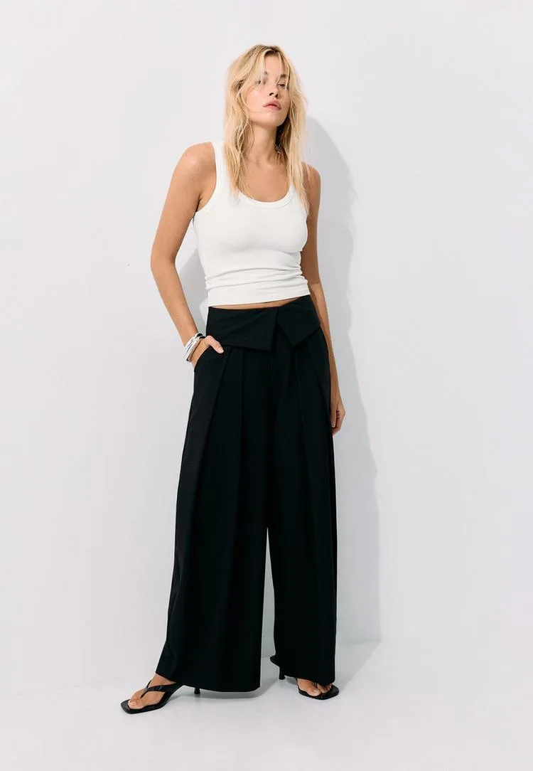 Weite Stoffhose mit Umschlagbund Schwarz 44 - Stradivarius - FashionsVida
