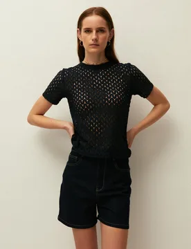 Camiseta de mujer con cuello redondo y manga corta, confeccionada en tejido calado - System Action - FashionsVida