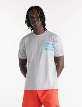 RC ESSENTIAL GRAPHIC T-SHIRT Herren Athletic Grey M - New Balance - FashionsVida