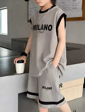 Set de 2 piezas de camiseta de manga corta de cuello redondo y pantalón corto con estampado de letras, de vestir informal y holgado para niños, adec - Shein - FashionsVida