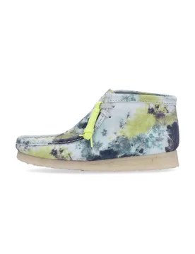 Scarpa Lifestyle Uomo Wallabee Boot Turquoise Tie Dye - Clarks - FashionsVida
