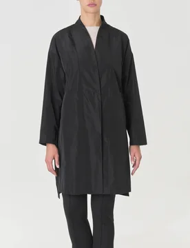 Caban nero in tessuto semilucido dalla linea a kimono con scollo a V e spacchi laterali - Jurerê - FashionsVida