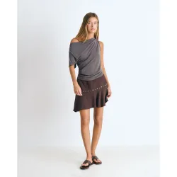 Falda corta asimétrica con tachas