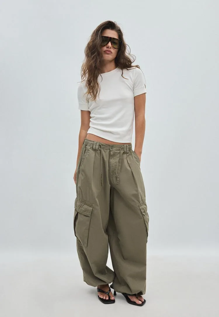 Basic-T-Shirt Weiß XL - Stradivarius - FashionsVida