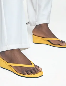 Sandalias de cuña amarillo dopamina con suela gruesa y acolchada para mujer, calzado exterior para mujer con aumento de altura de 5 cm, versátiles - Shein - FashionsVida