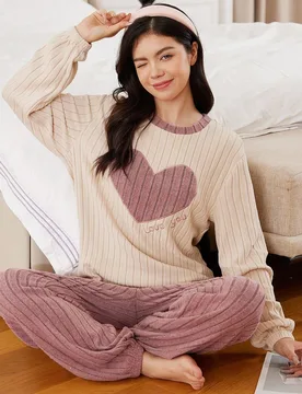 Conjunto de pantalones y blusa de punto acanalado con bordado de corazón para adolescentes, adecuado para primavera, otoño e invierno, pijama dulce - Shein - FashionsVida