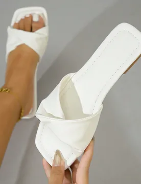 Sandalias planas blancas lindas de verano para mujer, chanclas casuales de moda con suela amarilla y punta cuadrada, para la playa - Shein - FashionsVida