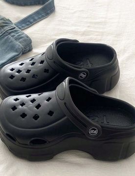 Zapatos perforados de nuevo estilo primavera/verano con suela ultra gruesa y tacón alto, zapatos de jardín para mujer, sandalias de playa EVA lindas