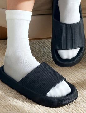 Nuevas zapatillas de casa para hombres de moda sencilla, desde la primavera al verano. Adecuadas para uso diario casual, versátiles y prácticas. Sue