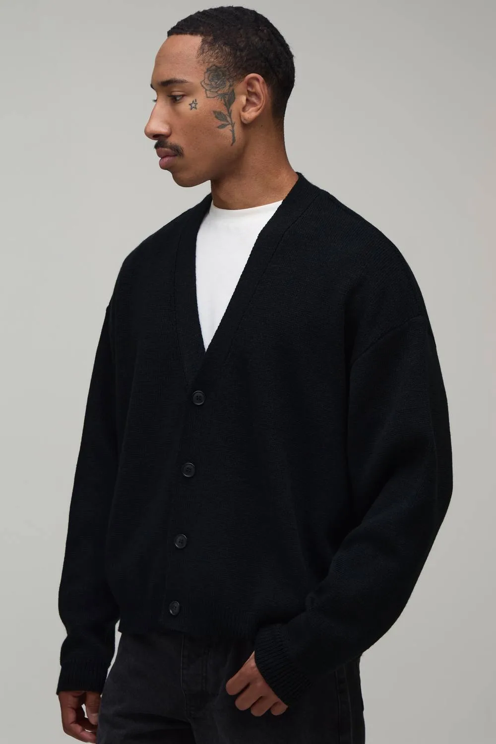 Herren Oversized Boxy Strickjacke mit weichem Griff Black Größe Large - boohooMAN - FashionsVida