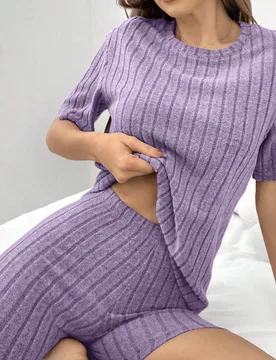 Conjunto de pijama con top corto y pantalón corto de ajuste holgado, cuello redondo y unicolor acanalado para mujer - Shein - FashionsVida