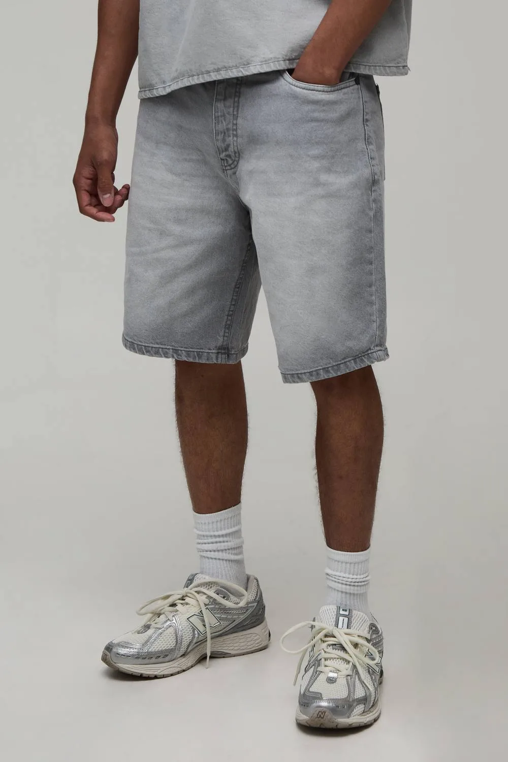 Herren Basic Entspannt Geschnittene Denim-Shorts Light Grey Größe 42 - boohooMAN - FashionsVida