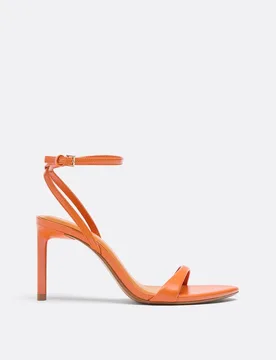 Sandalen mit feinem Absatz ORANGE 35 - Stradivarius - FashionsVida