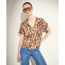 Camiseta cuello caja y manga corta estampada de mujer