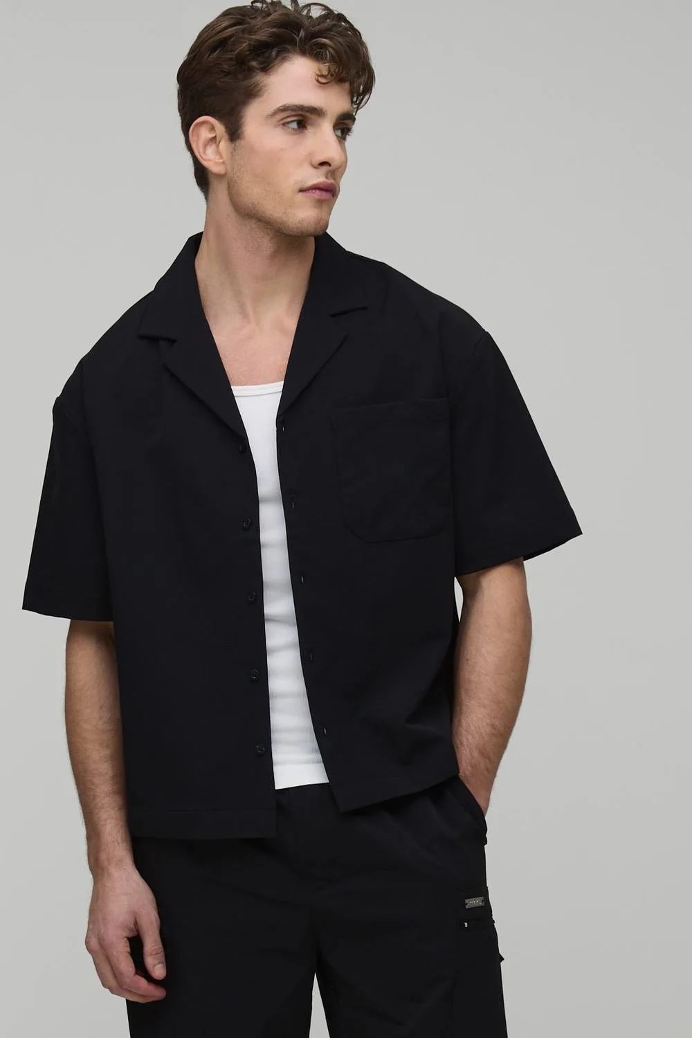 Herren Oversized Revere Technisches Kurzarmhemd Black Größe Small - boohooMAN - FashionsVida